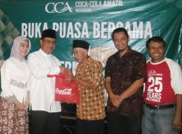 Sekretaris Daerah Kabupaten Sumedang H. Zaenal Alimin secara simbolis menyerahkan santunan dari Coca-Cola Amatil Indonesia untuk kaum dhuafa, di RM Suharti Jatinangor Sumedang, Kamis (15/6). by iwa/bbcom