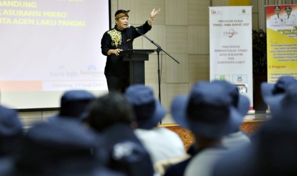 Bupati Bandung, H. Dadang M. Naser saat Sinergi Aksi Nyata Pemprov Jabar-OJK Regional II Jabar melalui TPAKD Jabar, di Gedung Mohamad Toha Soreang, Senin (19/6). by Den Kominfo Kab Bdg