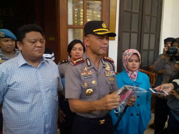 Kapolrestabes Bandung Kombes Pol Hendro Pandowo menunjukkan barang bukti, saat ekspos di Mapolrestabes Bandung, Sabtu (10/6). by bbcom