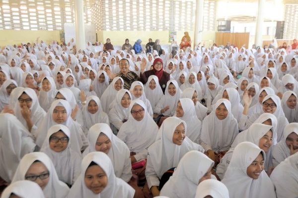 Bunda Literasi Jawa Barat Netty Heryawan bersama Ketua Yayasan Al Ma’soem Ceppy Nasahi Ma’soem di tengah kerumunan santri Pesantren Kilat dan Karantina Tahfidz Qur'an, di Kampus Al Masoem Jl. Raya Cileunyi Cipacing No.22 Jatinangor, Kab Sumedang, Selasa (5/6). by Humas Pemprov Jabar