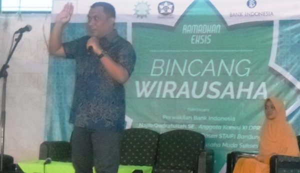 Inisiator Mandala Institute Ahmad Najib Qodratullah SE memberi sambutan saat talkshow "Bincang Wirausaha" di PC Persis Dayeuhkolot, Jalan Cisirung Sayati,Desa Cangkuang Wetan, Kec Dayeuhkolot, Kab Bandung, Minggu (11/6). by iwa/bbcom
