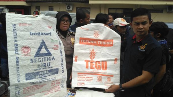 Kanit Tipiter Satreskrim Polres Bandung Ipda M Yusuf Bachtiar menunjukan barang bukti manipulasi karung terigu saat ekspos di Mapolres Bandung, rabu (7/6). by ist