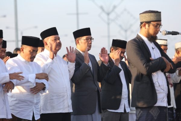 Wali Kota Bandung Ridwan Kamil shalat ied di pelataran Stadion GBLA Gedebage, Minggu (25/6). by Humas Pemkot Bandung