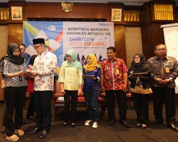 Wali Kota Bandung Ridwan Kamil saat penandatanganan komitmen bersama Gerakan Menuju 100 Smart City Kota Bandung di Él Royale Hotel, Kamis (15/6). by Humas Pemkot Bandung