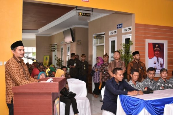 Wakil Bupati Bandung H. Gun Gun Gunawan,S.Si.,M.Si saat evaluasi dan klarifikasi penilaian lomba desa, di Aula Kantor Desa Biru Kecamatan Majalaya, Kamis (15/6). by Vita Kominfo Kab Bdg