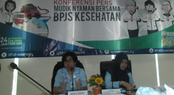 Kepala BPJS Cabang Soreang dr Irmajanti Lande Batara didampingi Kepala Unit Hukum, Komunikasi Publik dan Kepatuhan BPJS Kesehatan Kantor Cabang Soreang, Nuke Paulin Sinungan, SE, saat konferensi pers Mudik Nyaman Bersama BPJS Kesehatan, di Ruang Rapat Lantai 3 BPJS Kesehatan Cabang Soreang, Kamis (15/6). by iwa/bbcom