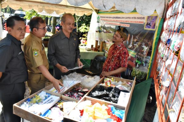 Sekda Kab Bandung Sofian Nataprawira didampingi Asisten Ekjah Setda Kab Bandung marlan dan Kadis LH Kab Bandung Asep Kusumah meninjau stand Bank Sampah Mitra Mandiri milik Dedi Kusmayadi di ajang Pameran Pekan Hari Lingkungan Hidup di Komplek Pemkab Bandung, Soreang, Selasa (25/7). by Kominfo Kab Bdg