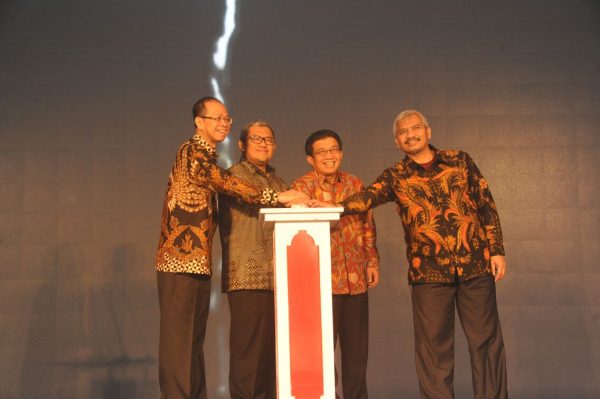 Dirut Bank bjb Ahmad Irfan mendampingi Gubernur Jabar Ahmad Heryawan membuka Business Review Quartal II 2017 Bank bjb di Discovery Hotel and Convention Ancol, Jl. Lodan Timur No. 7, Jakarta Utara, Selasa (25/7). by Humas Pemprov Jabar