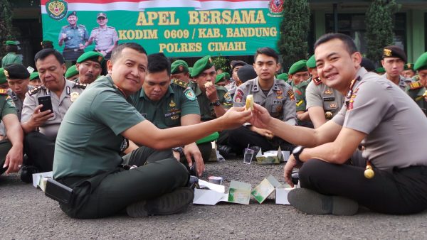 Dandim 0609/Kab. Bandung Letkol Arh Andre Wira. K bersana Kapolres Cimahi AKBP Rusdi Permana Suryanegara bersantap snack usai apel bersama di Lapangan Apel Kodim 0609/Kab Bandung. by Pendam Slw