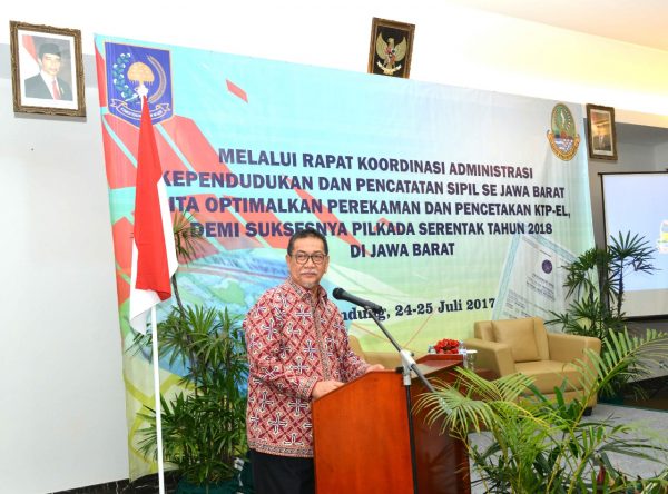 Wagub Jabar Deddy Mizwar membuka Rakor Administrasi Kependudukan dan Pencatatan Sipil se-Jawa Barat di Hotel Sany Rosa Bandung, Senin (24/7). by Humas Pemprov Jabar