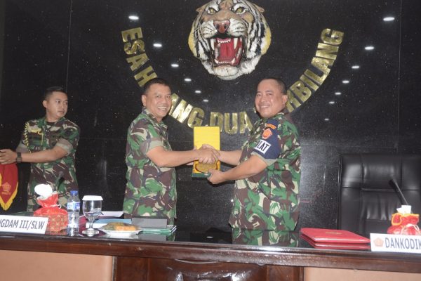 Pangdam III/Siliwangi menyerahkan plakat cinderamata kepada Dankodiklat TNI Mayjen TNI Agung di Ruang RA. Kosasih Makodam III/Siliwangi Jalan Aceh Bandung, Senin (31/7/17). by Pendam III/Slw