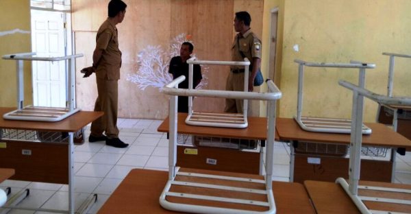 Kadisdik Sumedang Sonson M Nurikhsan meninjau ruang kelas SMPN 1 Sukasari Sumedang