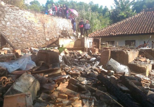 Kebakaran menimpa lima rumah warga Kampung Cijambuaer RT 4/5 Desa Sukanagara Kecamatan Soreang Kabupaten Bandung, sekitar pukul 05.00 WIB, Minggu (2/7/17). by ist