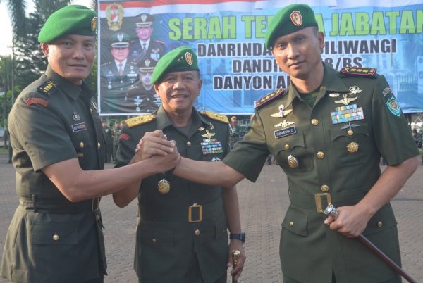 Pangdam III/Siliwangi Mayjen TNI M. Herindra bersalam komando dengan Danrindam III/Siliwangi Kolonel Inf Sudaryanto yang sebelumnya menjabat sebagai Pamen Denma Mabesad, dengan Danrem 074/Wrt (Surakarta) Kodam IV/Dip Kolonel Inf Widi Prasetijono di Lapang Makodam III/Siliwangi, Kamis (6/7/17). by Pendam III Slw