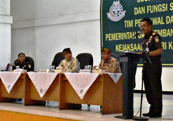 Kajati Jabar Setia Untung Arimuliadi saat Sosialisasi Dana Desa serta Fungsi dan Peran Tim Pengawal dan Pengamanan Pemerintah dan Pembangunan Daerah (TP4D), di Gedung Dewi Sartika Soreang, Kamis (24/8/17). by Kominfo Kab Bdg