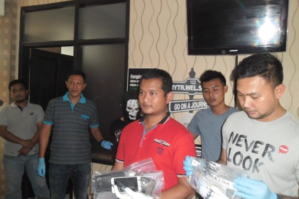 Kasatreskrim Polres Bandung AKP Firman Taufik SIK saat ekpos perkara pembuhuhan di Kutawaringin, di Mapolres Bandung, Senin (21/8). by iwa/bbcom