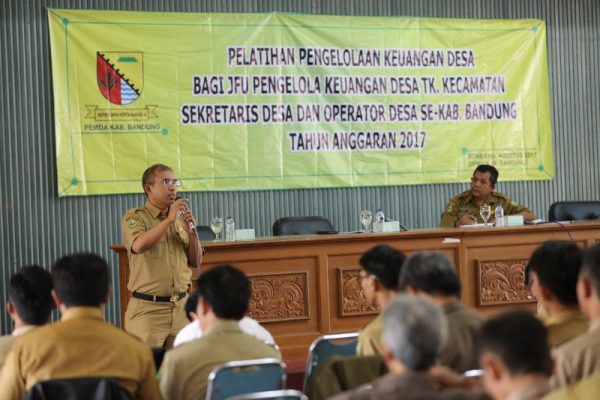 Asisten Ekjah Setda Kab Bandung Marlan saat Pelatihan Pengelolaan Dana Desa di Gedung Korpri Soreang, Senin (28/8). by Kominfo Kab Bdg