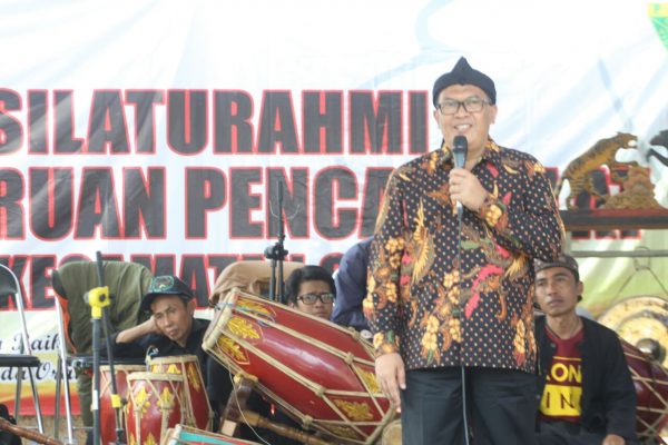 Wakil Walikota Bandung Oded M. Danial saat silaturahmi Paguron Pencak Silat Dharma Pusaka Panca Indra se-Kecamatan Cibiru di Lapang Volley Galidas, Kel. Cipadung, Kec Cibiru, Minggu (13/8/). by Humas Pemkot Bdg
