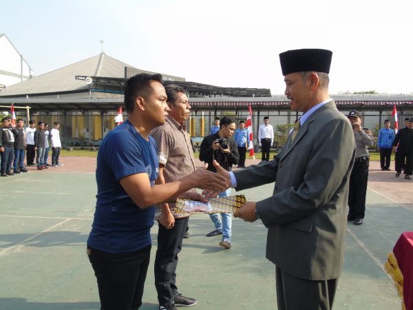 Sekda Kab Bandung Ir. H.Sofian Nataprawira, MP saat upacara peringatan HUT RI ke 72 di Lapang LP Narkotika Jln. Rancamanuk Kelurahan Wargamekar Baleendah, Kamis (17/8). by Kominfo Kab Bdg