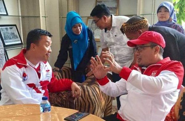 Anggota Komisi X DPR RI Dadang Rusdiana (kanan) mendampingi Menpora Imam Nahrawi saat grand launching Kirab Pemuda Nusantara 2017 di Gedong Budaya Sabilulungan, Soreang, Sabtu (12/8/17). by iwa/bbcom