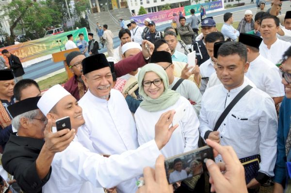Wagub Jabar Deddy Mizwar didampingi Bawalkot Bandung Nurul Arifin usai Solat Idul Adha, di Lapangan Gasibu Bandung, Jumat (1/9). by Humas Pemprov Jabar