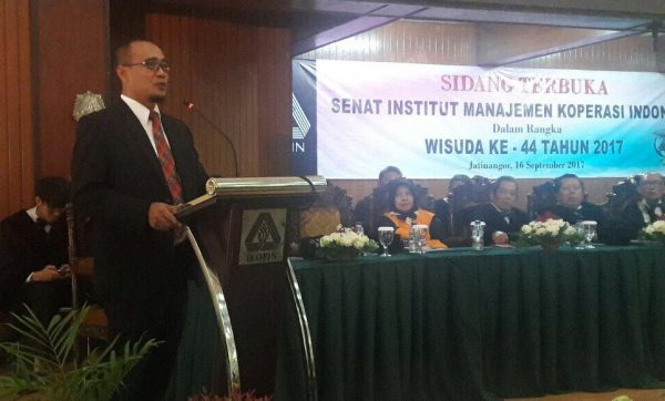 Anggota Komisi X DPR RI Dadang Rusdiana memberi sambutan saat Wisuda IKOPIN di Kampus Jatinangor, Kab Sumedang, Sabtu (16/9) . by ist