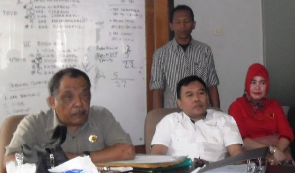 Ketua DPW Partai Berkarya Jabar Eka Santosa (kiri) saat konferensi pers di Sekretariat DPW Partai Berkarya Jabar, Surapati Core Bandung, Kamis (14/9). by iwa/bbcom