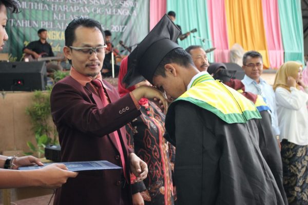 Kepala SMK Muthia Harapan Asep Saepulloh saat acara wisuda di Dome SMK MHC.