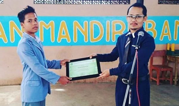 Kepala SMK MHC memberi penghargaan kepada tiap-tiap kelas "Terbersih" dan "Terkotor."