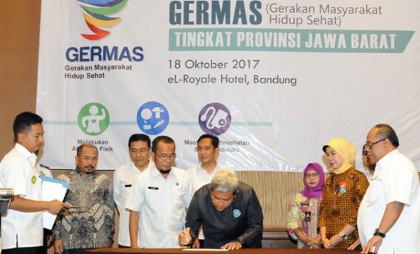 Gubernur Jabar bersama para Kepala OPD dan Bupati/Walikota Provinsi Jawa Barat menandatangani komitmen Germas Jabar di eL-Royale Hotel Bandung, Rabu (18/10/17). by Humas Pemprov Jabar