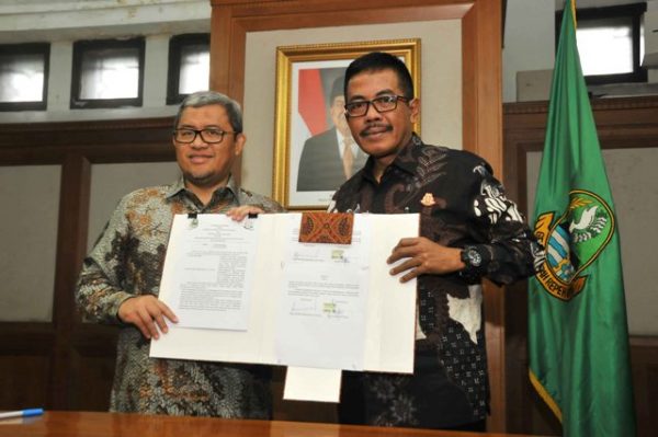 Gubernur Jabar Ahmad Heryawan bersama Kajati Jabar Setia Untung Arimulyadi usai menandatangani Kesepakatan Kerjasama terkait penanganan masalah hukum bidang Datun sertaTP4D, di Gedung Sate Bandung, Senin (2/10/17).by Humas Pemprov Jabar