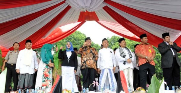 Gubernur Jabar Ahmad Heryawan saat peringatan Hari Santri Nasional tingkat Provinsi Jawa Barat di Alun-alun Masjid Raya Bandung Provinsi Jabar, Kamis (26/10/17). by Humas Pemprov Jabar