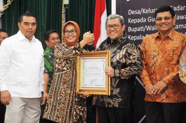 Kepala BPHN Kemenkumham, Eni Nurbaningsih menetapkan Gubernur Jabar Ahmad Heryawan sebagai kepala daerah yang berhasil membina Desa Darkum dengan meraih penghargaan Anubhawa Sasana, di Gedung Sate, Rabu (4/10/17). by Humas Pemprov Jabar