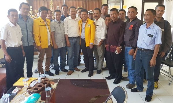 Kades Tegalluar terpilih hasil Pilkades Serentak 15 Oktober 2017 Galih Hendrawan bersama tim menemui Camat Bojongsoang Asep Muslim dalam rangka persiapan pelantikan Kepala Desa Tegalluar Terpilih, di Kantor Kecamatan Bojongsoang, Rabu (25/10/17).