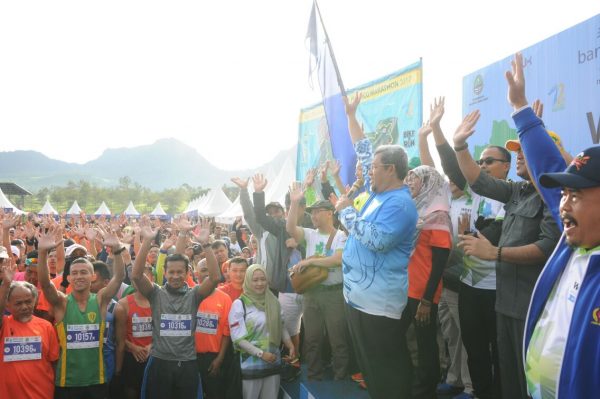 Gubernur Jaba Ahmad Heryawan melepas secara para peserta lari marathon di Lapangan Tanara, Malabar, Pangalengan, Kabupaten Bandung, Minggu pagi (15/10/17). by Humas Pemprov Jabar