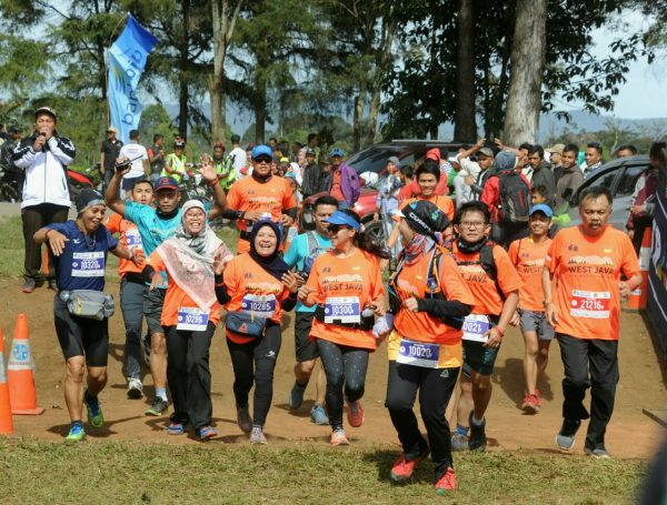 Ketua TP PKK Provinsi Jawa Barat Netty Heryawan berhasil tiba di garis finish 10K pada West Java Eco Marathon (WJEM) 2017di Lapang Tanara Pangalengan, Kab Bandung, Minggu (15/10/17). by Humas Pemprov Jabar