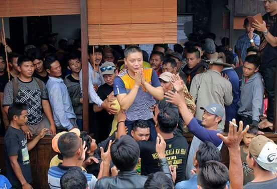 Kades Tegalluar terpilih hasil Pilkades Serentak 15 Oktober 2017 Galih Hendrawan dibopong para pendukungna.