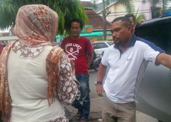 Oknum debt collector PT Oto Finance Sumedang Anton cs (berkacak pinggang) yang melakukan tindak kekerasan terhadap wartawan Sumedang di halaman Kantor PT Oto Finance Sumedang, Kamis (12/10/17). by ist