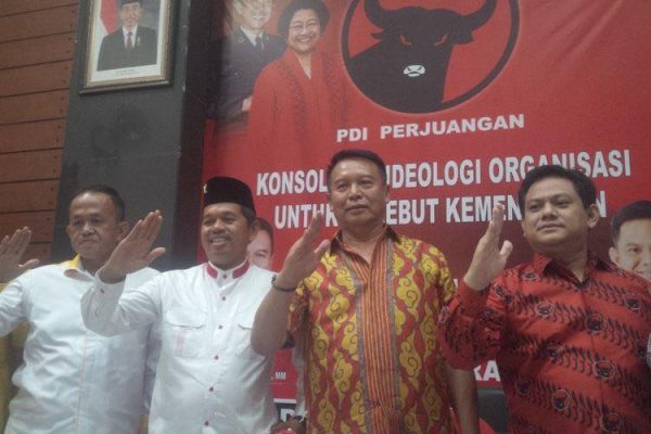 Ketua PDI Perjuangan Tubagus Hasanudin dan Ketua DPD Partai Golkar Jabar Dedi Mulyadi saat konferensi pers koalisi parpol, di Kantor DPD PDIP Jabar, Bandung, Kamis (13/10/17). by pdip