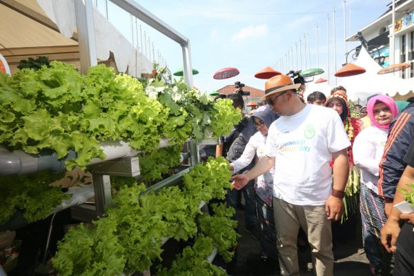 Wali Kota Bandung M. Ridwan Kamil membuka Bandung Agri Market di Jl. DR. Ir. Sukarno Bandung, Minggu (08/10/17). by Humas Pemkot Bdg