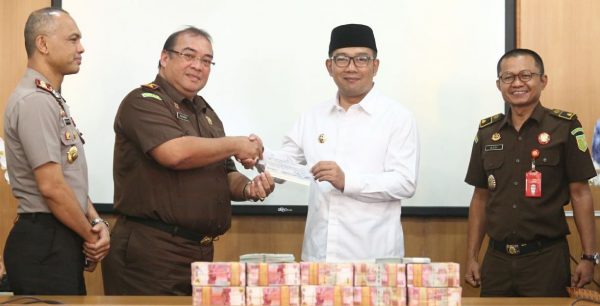 Wali Kota Bandung Ridwan Kamil saat menerima barang bukti perkara tindak pidana korupsi dari Kajari Kota Bandung Agus Winoto disaksikan Kapolrestabes Bandung Hendro Pandowo di Pendopo Kota Bandung, Selasa (17/10/17). by Humas Pemkot Bdg