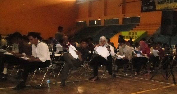 Para peserta Tes Tulis calon Panwascam se-Kab Bandung di GOR KONI Soreang, Kamis (12/10/17). by iwa/bbcom