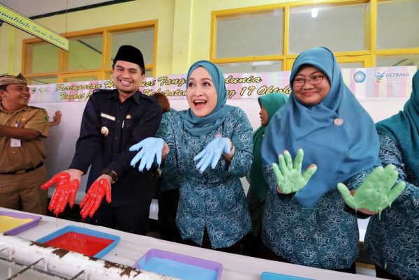 Wabup Bandung Gun Gun Gunawan, Wakil Ketua TP-PKK Jabar Gisella Mizwar, Wakil Ketua TP-PKK Kab Bandung Dian Ambang Gun Gun Gunawan, saat peringatan Hari Cuci Tangan Pakai Sabun Sedunia (HCTPSS) tingkat Provinsi Jabar, di SDN Jatisari 1 Kelurahan Manggahang Kecamatan Baleendah, Selasa (17/10/17). by Humas Pemkab Bdg
