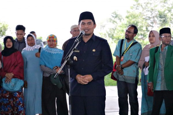 Wabup Bandung H. Gun Gun Gunawan, S.Si., M.Si., melepas 60 jamaah umrah KBIH Al-Ma’mun di Bale Rame Soreang, Selasa (24/10/17). by Humas Pemkab Bdg