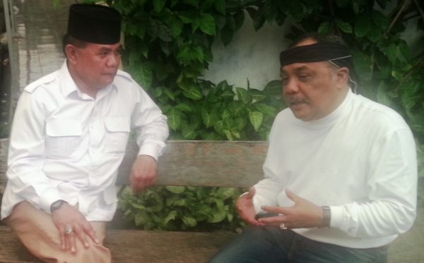 Mayjen TNI (Purn) Tatang Zaenudin (kiri) berdialog bersama Ketua DPW Partai Berkarya Jabar Eka Santosa di kawasan LP Sukamiskin, Bandung, Kamis, (23/11/17).