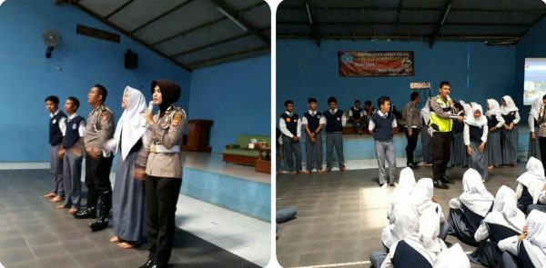 Unit Lantas Polsek Cileunyi berkunjung ke SMA Bhakti Nusantara, di Jalan Percobaan Cileunyi, Desa Cimekar Kec Cileunyi Kab. Bandung, Selasa (7/11/17). by bb80