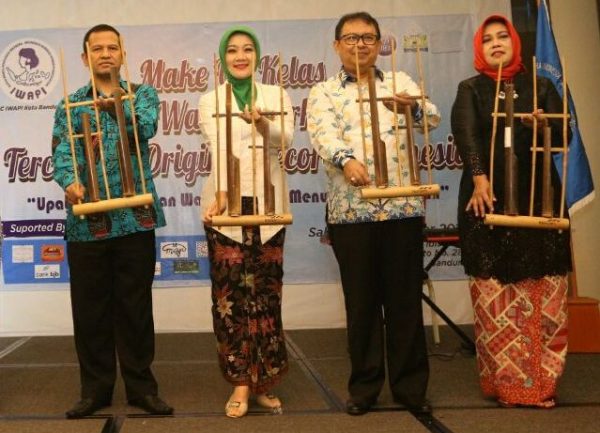 Sekda Kota Bandung Yossi Irianto didampingi Ketua TP PKK Kota Bandung Atalia Ridwan Kamil dan Ketua Dharma Wanita Persatuan Sri Yossi, saat membuka Program Pesona IWAPI Kota Bandung di Ballroom Ibis Hotel, Sabtu (25/11). by Humas Pemkot Bdg