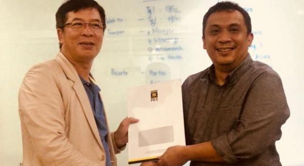 Pjs Ketua DPW PKS Jabar Nur Supriyanto bersama Ketua DPW PAN Jabar Ahmad Najib Qodratullah di Kantor DPW PAN Jabar di Jalan Ibrahim Adjie, Kota Bandung, Senin (4/12/17) malam.