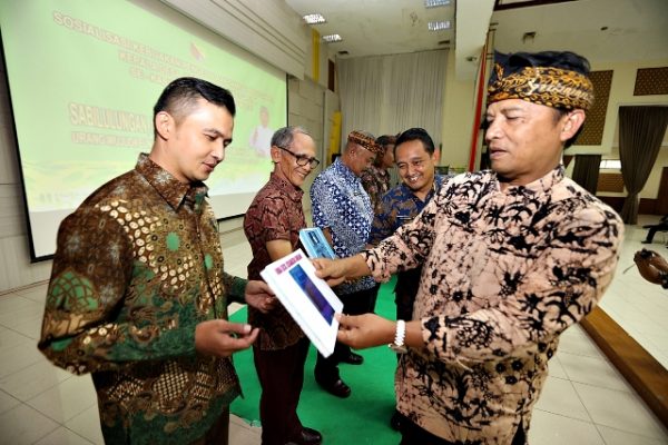Bupati Bandung H. Dadang M. Naser, SH,S.Ip.,M.Ip didampingi Kadis LH Kab Bandung Asep Kusumah, S. Sos.,M.Si memberi bantuan alat untuk pengelolaan sampah kepada pengelola sampah di desa, saat Sosialisasi Kebijakan Pengelolaan Persampahan di Gedung Moch. Toha Soreang, Kamis (14/12/17). by Humas Pemkab Bdg