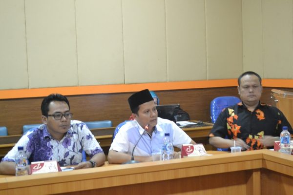 Koordinator Divisi Pencegahan dan Hubungan Antar Lembaga Panwaslu Kab Bandung Hedi Ardia (berpeci), saat Rakor bersama Disdukcapil di Soreang, Senin (4/11/17). by Panwaskab Bdg